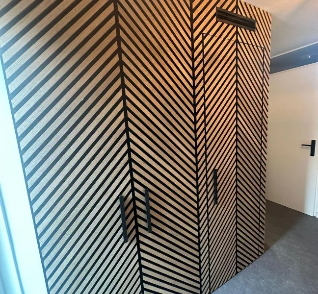 Kast op maat met zwart-wit visgraatfronten