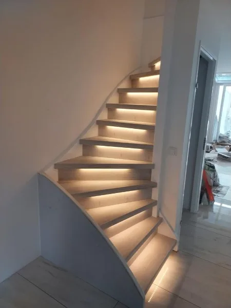 Gerenoveerde trap met ledverlichting onder elke trede