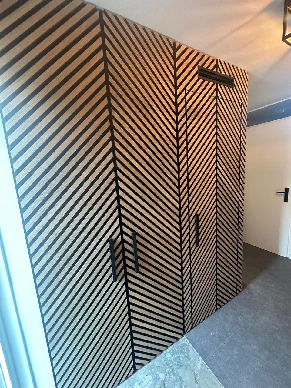 Kast op maat met zwart-wit visgraatfronten